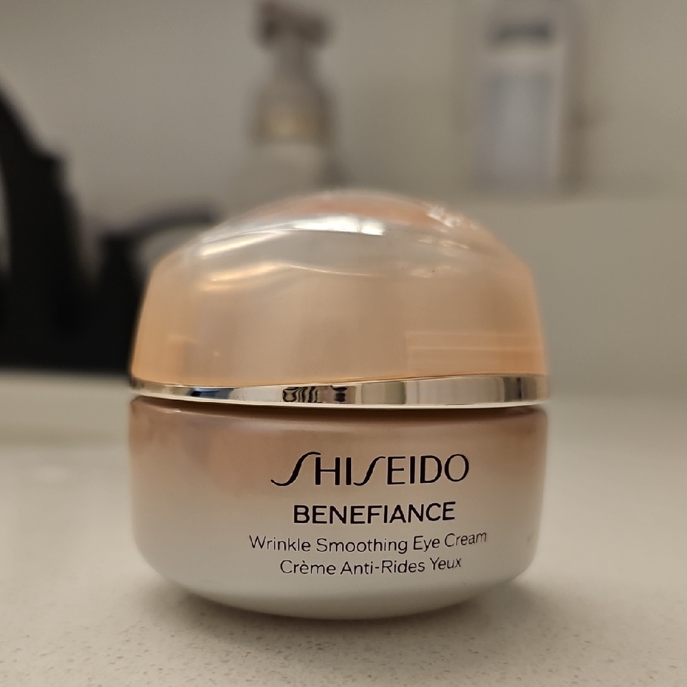 Shiseido Benefiance Eye Cream Jar in Peach and Champagne